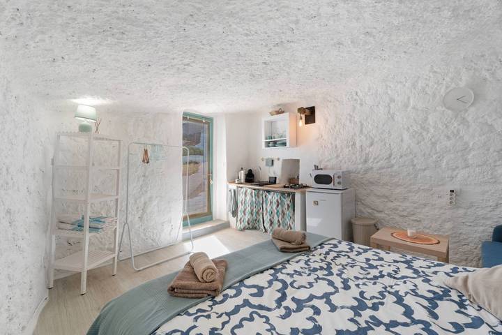 Estudio entero, Estudio vacacional 'Cueva Sol' con vistas al mar, piscina compartida y Wi-Fi in La Zarza (Canary Islands), Fasnia