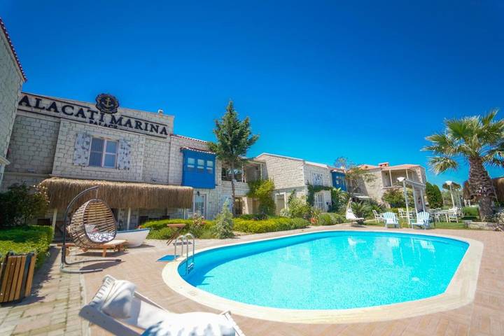 Hôtel pour 3 personnes, avec piscine et jardin, adapté aux familles - 1