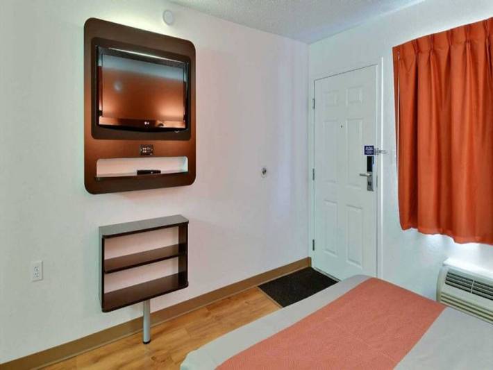 Entire apartment, 1 Queen Bed | Premium, Deluxe in Tewksbury, Merrimack Valley