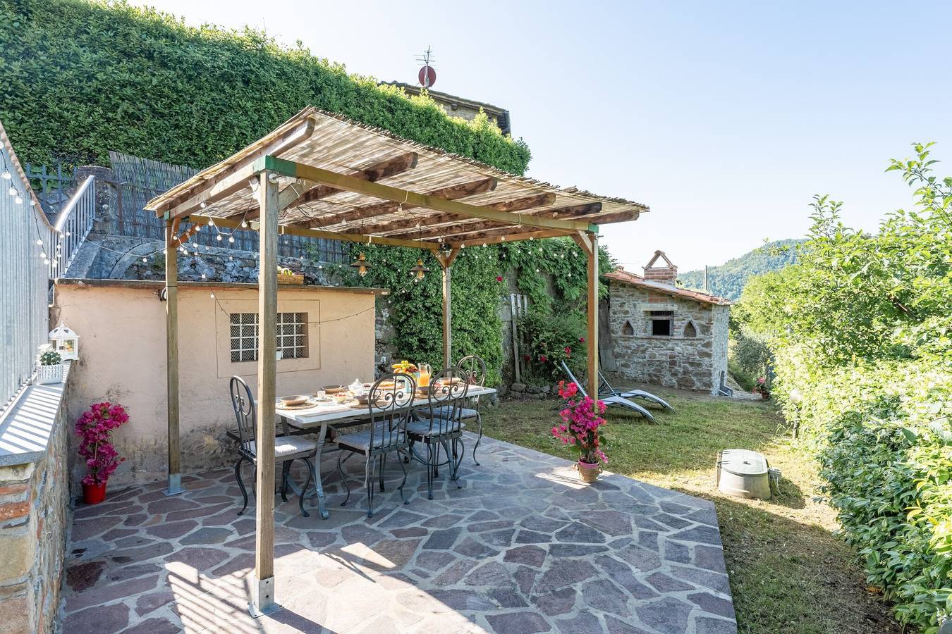 Holiday Home 'Casa Di Laino' with Private Terrace, Wi-Fi and Air Conditioning in Lucca, Provinsen Lucca