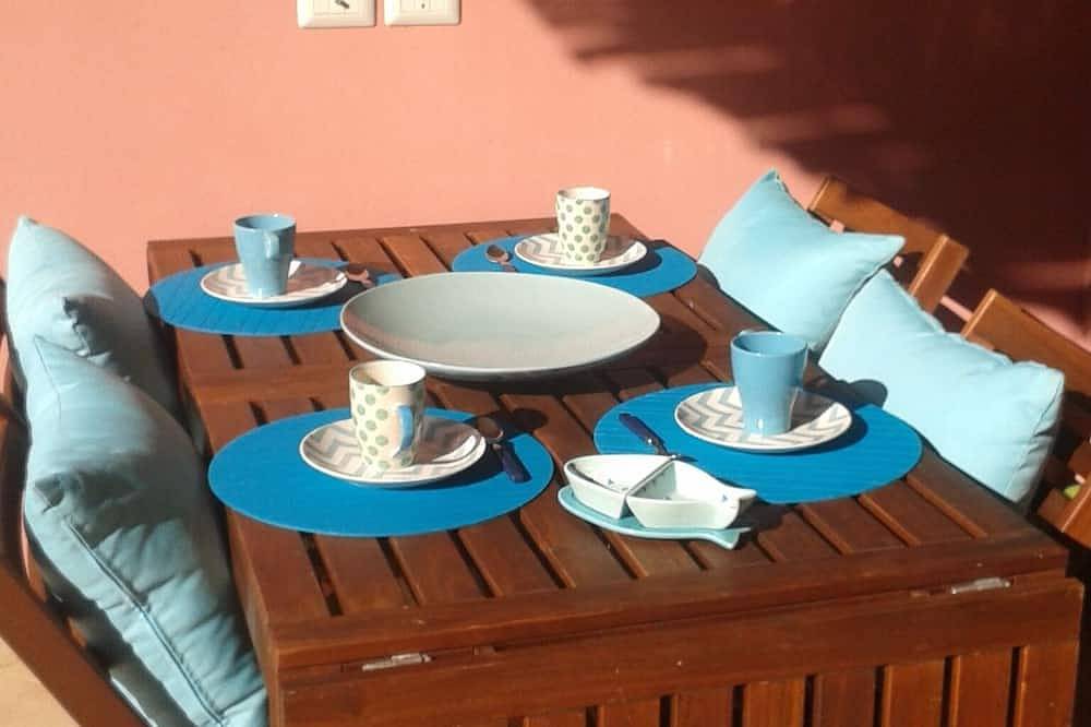 Casa Lulu, cottage with garden a few steps from the beach in Porto Pino Beach, Porto Pino
