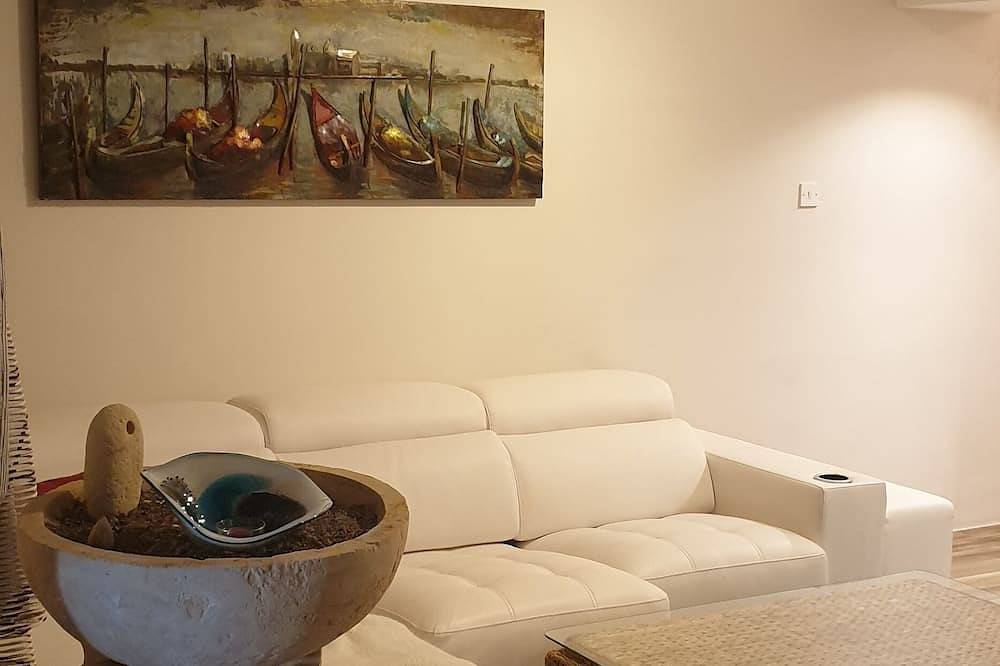 Appartement entier, 3 min to the beach, sunrise sunset,nice to walk on the cost , very good for swim in Luqa, Île de Malte
