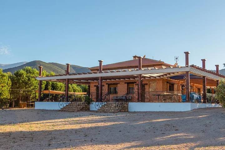 Casa de vacaciones para 10 personas, con piscina y terraza además de vistas y jardín, Se admiten mascotas en Comarca de Guadix - 2