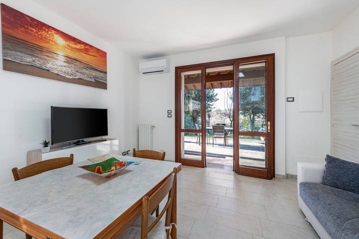 Ganze Wohnung, Apartment 'Al Porto Terrace nahe am See' mit privater Terrasse, Wlan und Klimaanlage in San Felice del Benaco, Gardasee-Berge