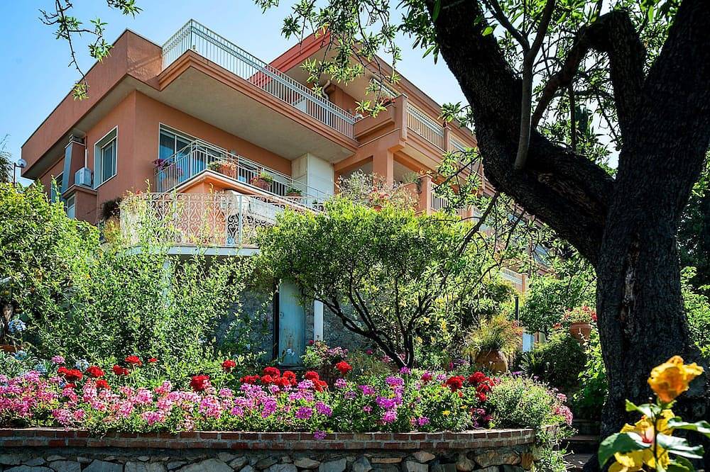 Entire apartment, Residence Schuler - Apartment 'A' with sea-Etna view in Taormina, Messina Province