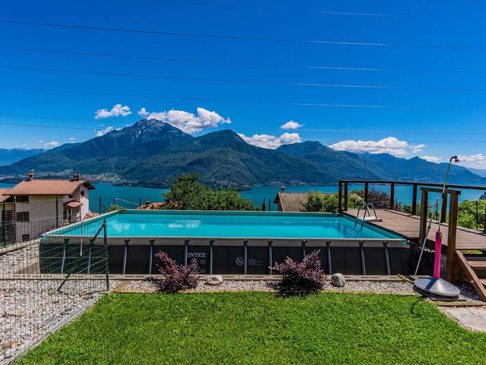 Vacation rental for 2 people, with yard and lake view as well as pool in Lake Como
