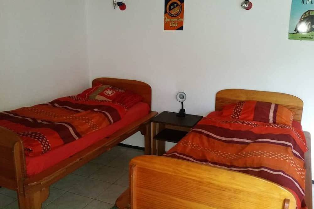 Amplia casa de campo, terraza de desayuno en el soleado jardín, estilo moderno y abierto in Cascalho de Cima, Cedros