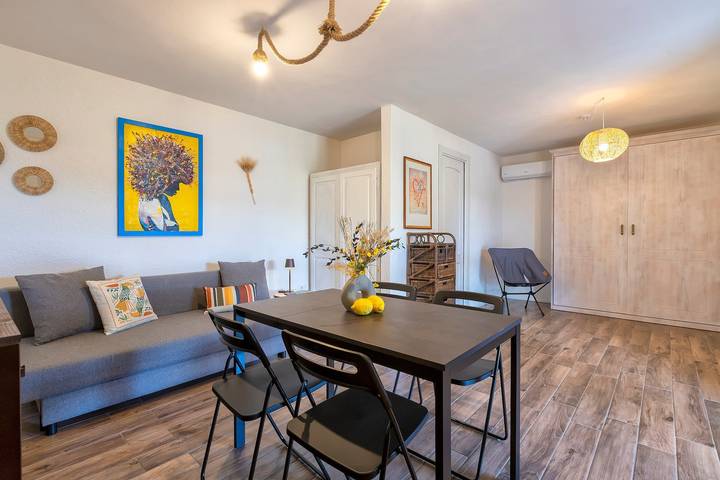 Ganzes Studio, Einzimmerapartment 'Sa Domo Isola Rossa' mit Meerblick, privater Terrasse und Klimaanlage in Trinità d'Agultu e Vignola (Borgo), Trinità d'Agultu e Vignola