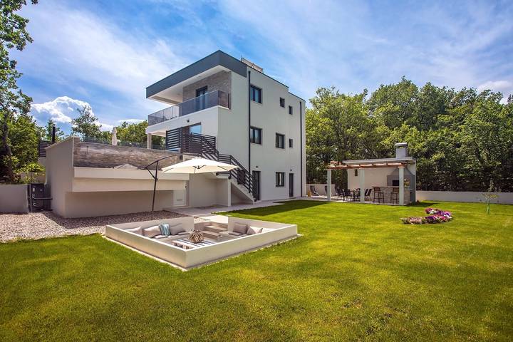 Villa Zora -luxurious villa with heated pool, sauna, 4 bedrooms, 10 persons max
 in Naklice, Split-Dalmatien