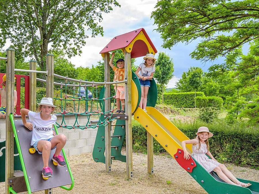 Flower Camping de Mars - Chalet 2 personnes - Chalet Confort 16m² - 1 chambre + terrasse couverte + Tv + clim in Cordelle, Région de Roanne