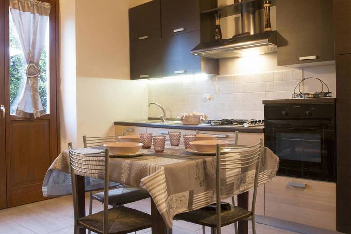Gîte pour 5 personnes, avec terrasse ainsi que piscine et vue sur le lac, adapté aux familles à Padenghe sul Garda - 2
