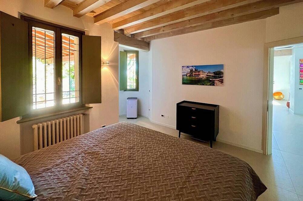 Historische Villa in einem Olivenhain am Gardasee in Gardone Riviera, Gardasee-Berge