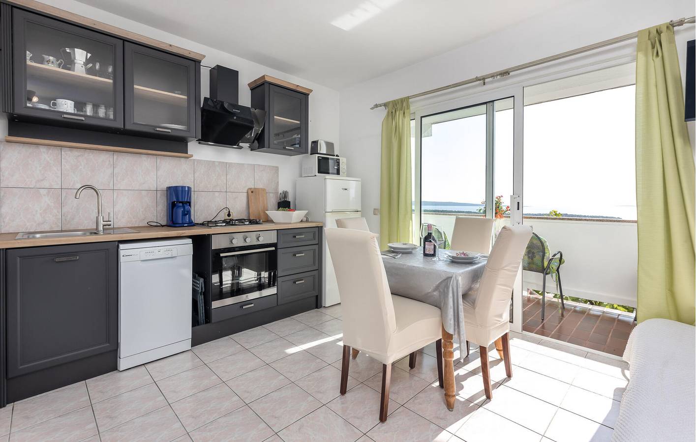 Ganze Ferienwohnung, Gemütlich, 2 km vom Strand entfernt: WLAN, Klimaanlage, Parkplatz und Terrasse! in Banjol, Rab