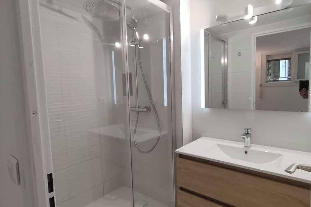 Maison lumineuse en front de mer avec superbe vue mer, 2 parkings gratuits. in Cap d'Agde, Agde