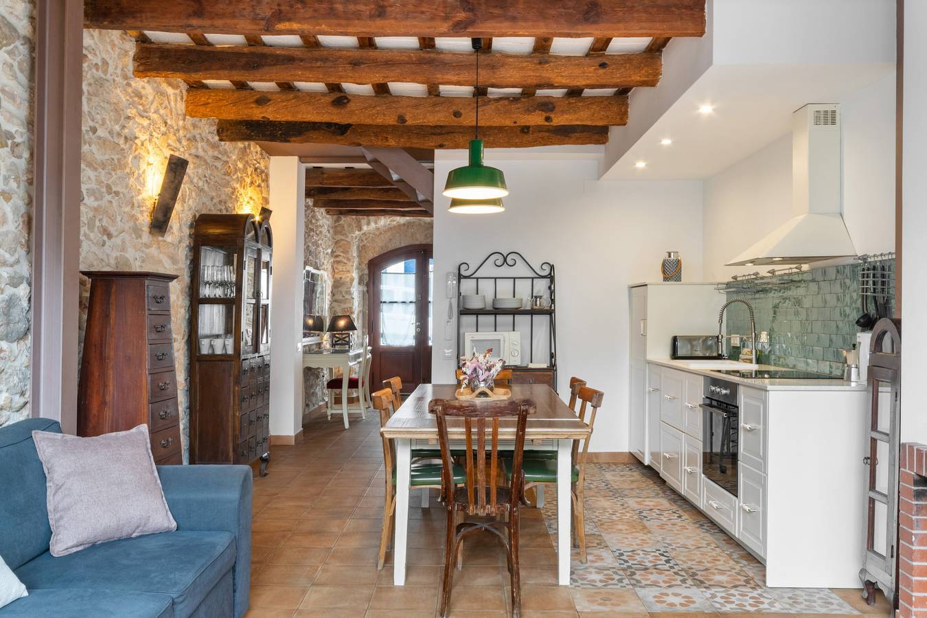 Casa con patio, piedra y luz natural in Sant Pere de Ribes, Garraf
