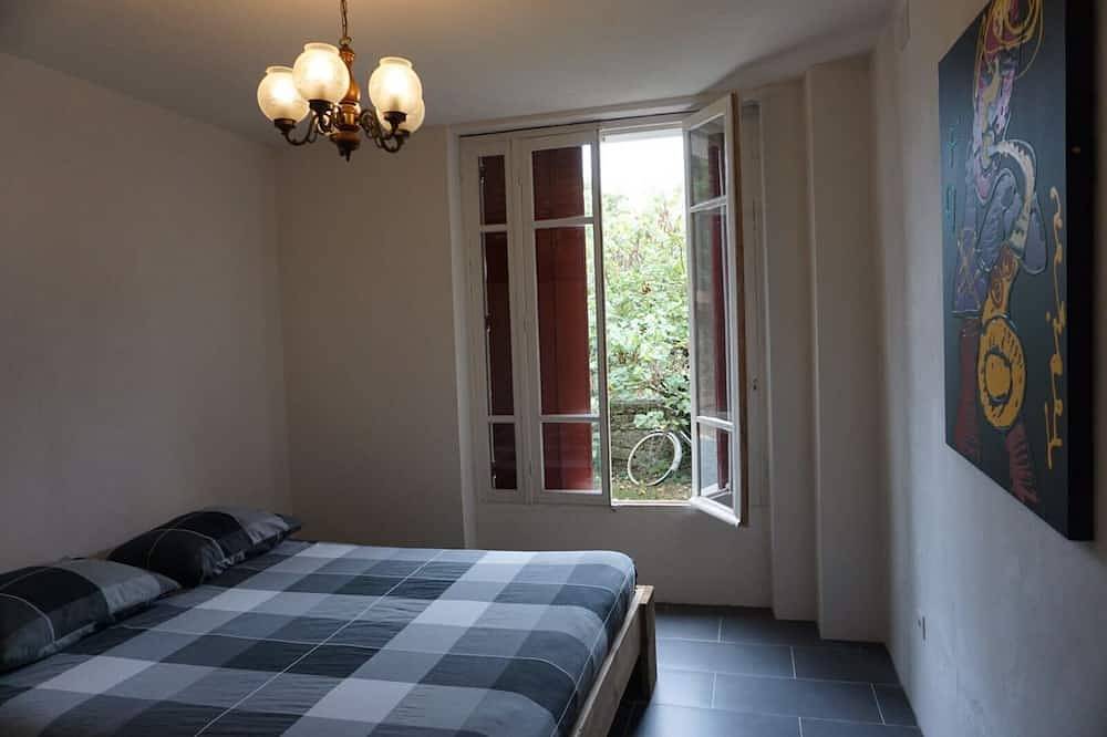 Villa La Bazonnerie, maison de vacances située au calme avec piscine privée in Azerables, Région de Guéret