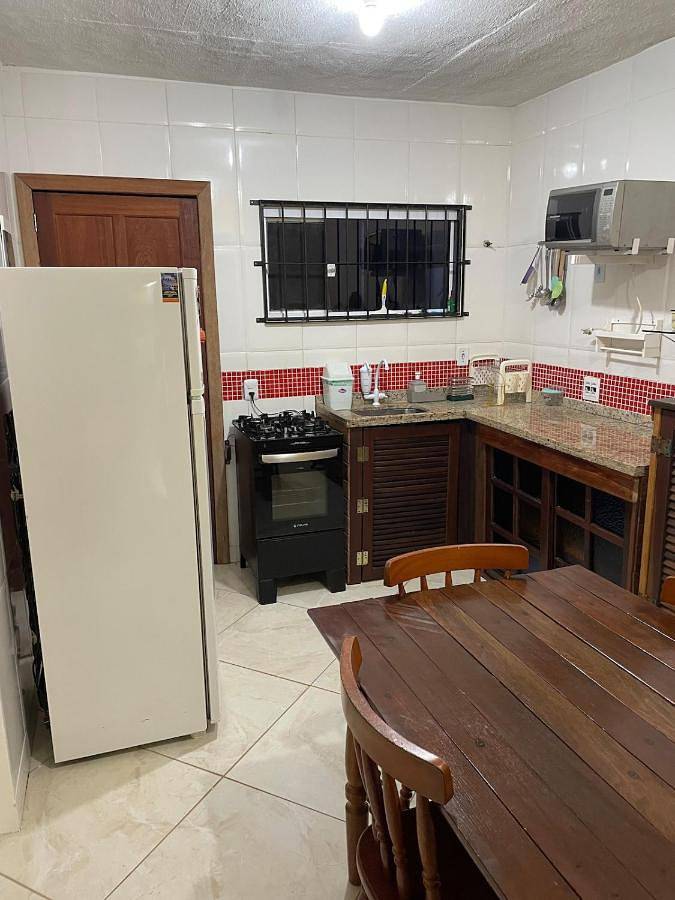 Casas e apartamentos de temporada para 3 pessoas, com balcão e piscina em Unamar