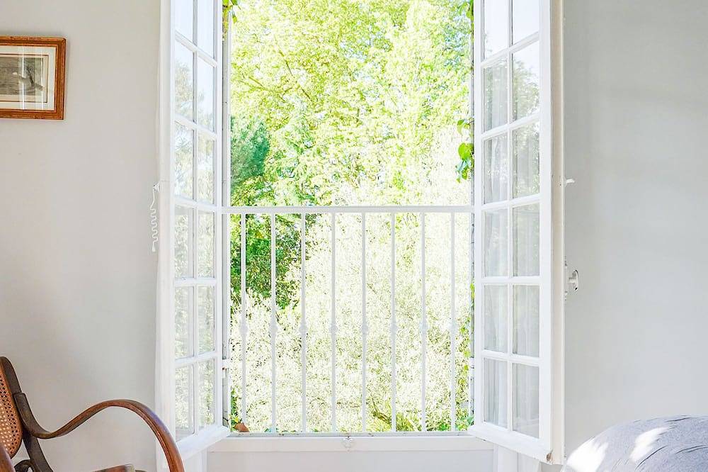 A luxury property within walking distance of a French Unesco World Heritage Site in Saint-Émilion, Libourne region