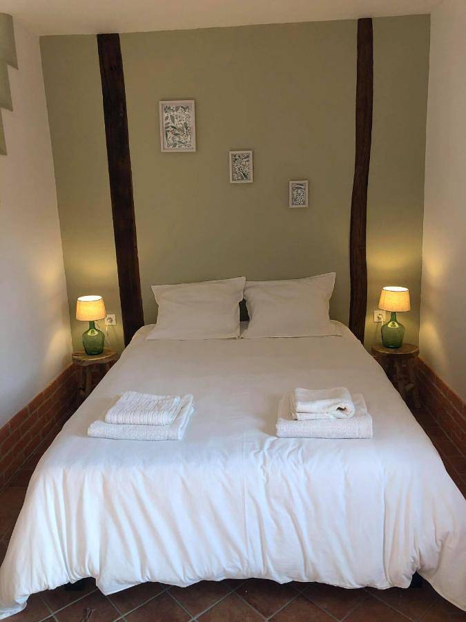 Gîte pour 2 personnes, avec Terrasse ainsi que Jardin et Vue à Allemant