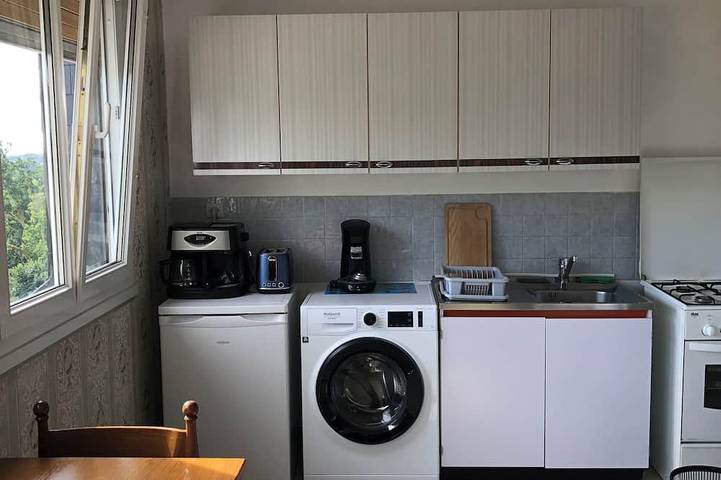Ganze Wohnung, Studio 29m2, 650m von den Thermalbädern, sehr hell mit Aufzug, privater Parkplatz in Bagnoles-de-l'Orne, Parc naturel régional Normandie-Maine