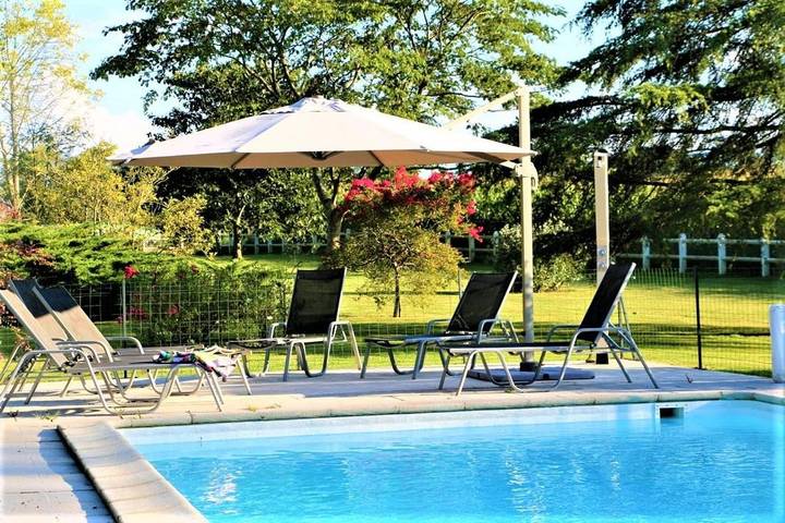 Location de vacances pour 6 personnes, avec terrasse ainsi que piscine et jardin à Poey-d'Oloron