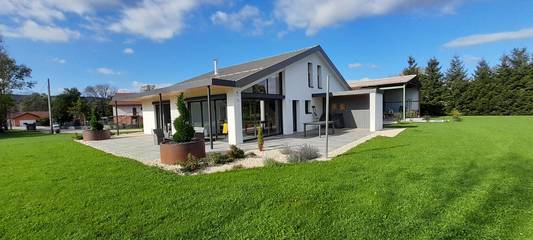 Gîte pour 10 personnes, avec jardin et terrasse à Pont-de-Poitte