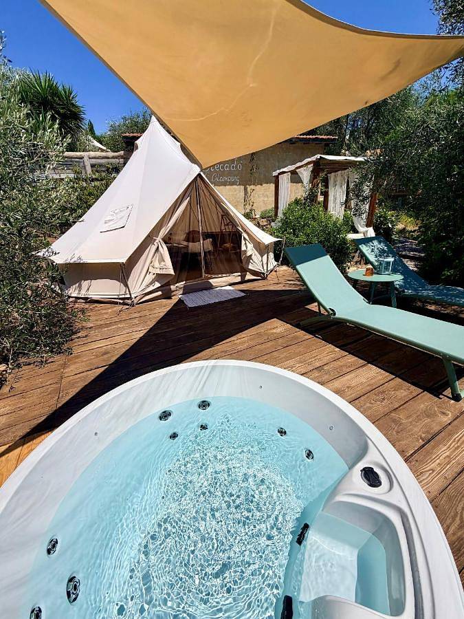 Tente pour 2 personnes, avec Terrasse et Jacuzzi ainsi que Jardin et Vue