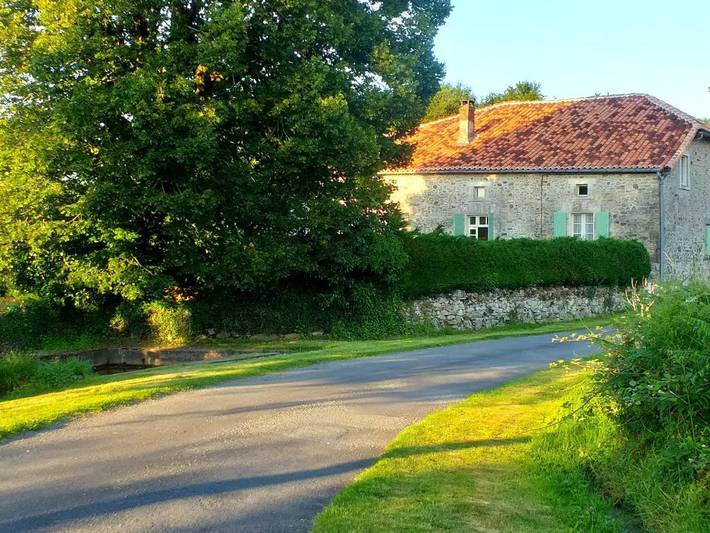 Location de vacances pour 7 personnes, avec Terrasse et Jardin ainsi que Piscine et Vue à Roussines