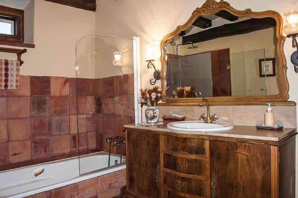 Casa Rural La Fuente for 10 people in Cubillo, Segovia Province