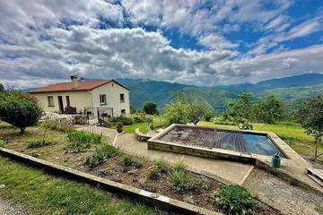 Gîte pour 6 personnes, avec jardin à Montferrer