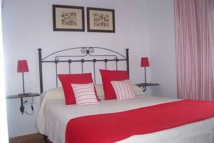 Sierra de Grazalema, 2-6 people, town center, pool, garden, wifi. in Prado del Rey, White Villages