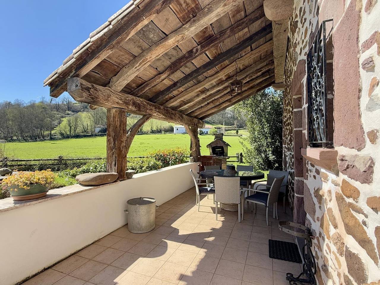 Gaztelia in Saint-Jean-le-Vieux, Region de Bayona