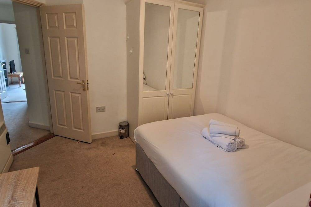 Entire apartment, Tidy, Spacious & Quiet 2Bd on Edge of Cork City in Cork, County Cork