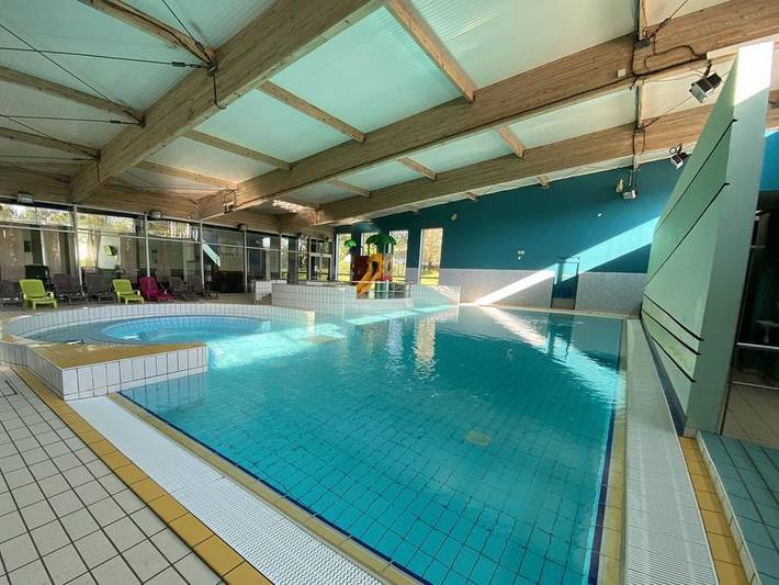 Camping pour 4 personnes, avec Terrasse ainsi que Bassin pour enfant et Sauna dans les Ardennes