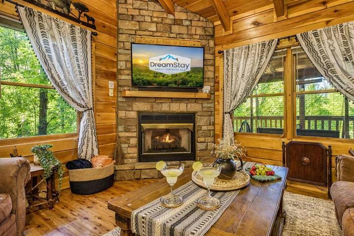 Vacation rental for 4 people, with pool and lake view as well as yard in Wears Valley