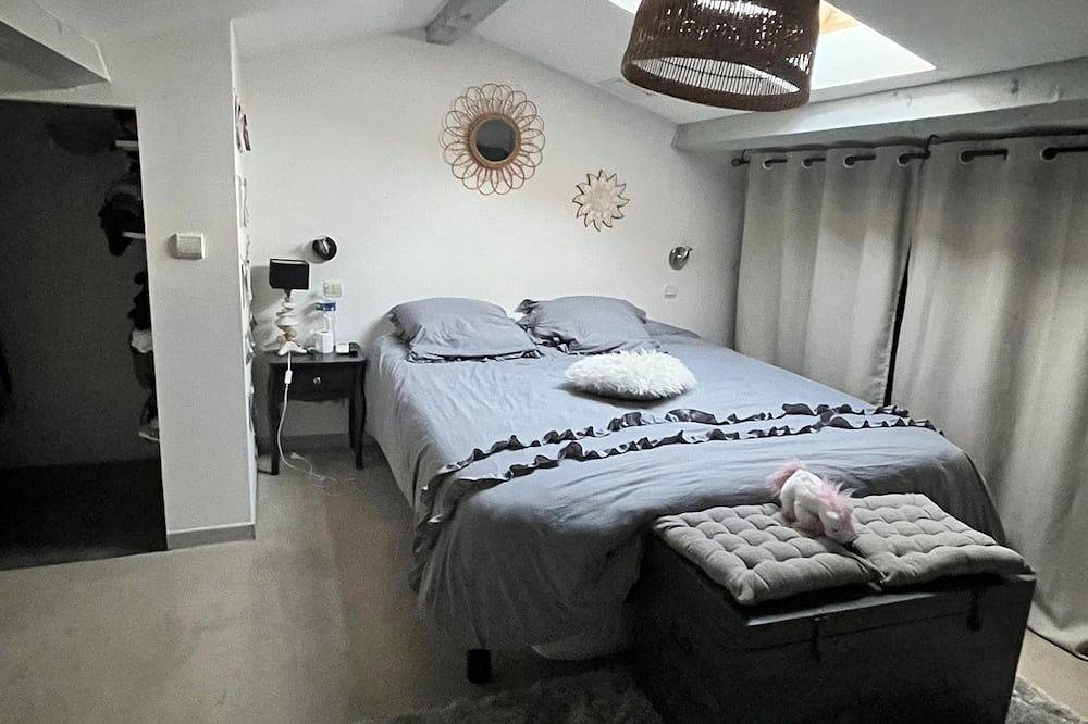 Appartement entier, Intra-muros- Appartement Avec Balcon et Carte Parking in Aigues-Mortes, Côte d'Améthyste