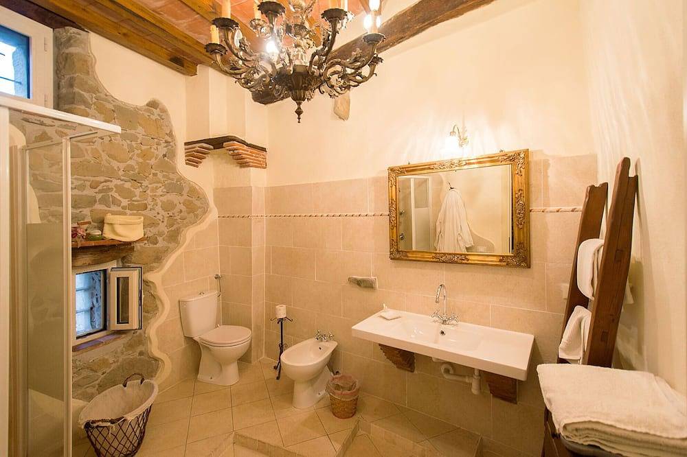 Stenen Rustico met tuin in het oude Toscaanse dorp Infraroodsauna Escluiva in Villa Basilica, Provincie Lucca