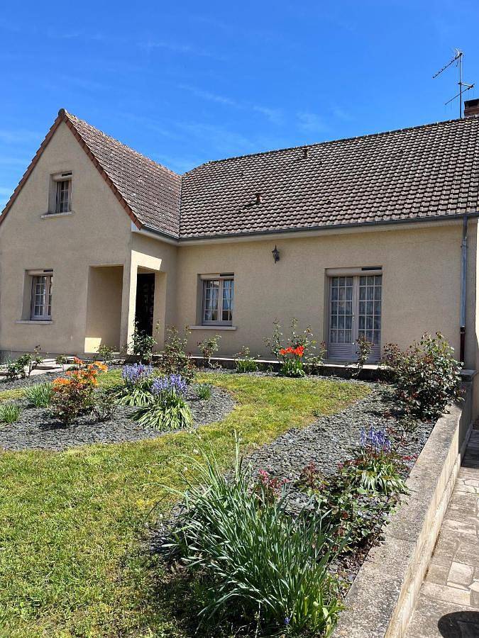 Location de vacances pour 5 personnes, avec jardin, animaux acceptés à Luché-Pringé