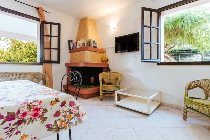 Casa Vacanze 'Villa Carola' con vista sulle montagne, Wi-Fi e aria condizionata in Foxi, Quartu Sant'Elena