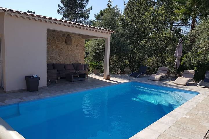 Appartement de vacances pour 4 personnes, avec piscine ainsi que jacuzzi et jardin