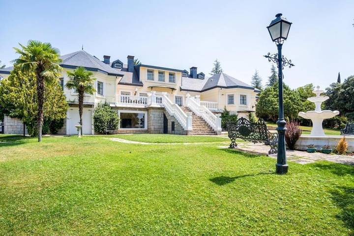 Casa rural para 22 personas, con Balcón y Terraza además de Jardín y Piscina en Sierra Norte