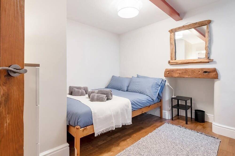 Cosy Fisherman's Cottage with Balcony & Sea Views in Plymouth, South West England