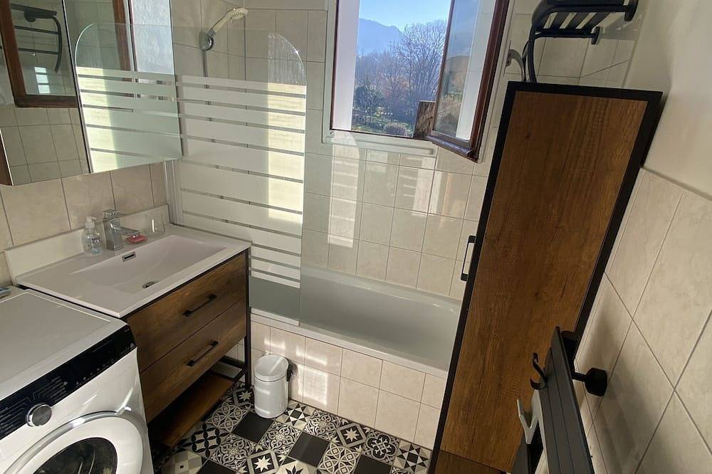 Appartement entier, Charmant appartement au cœur du village, avec magnifique vue sur les montagnes in Menthon-Saint-Bernard, Région d'Annecy