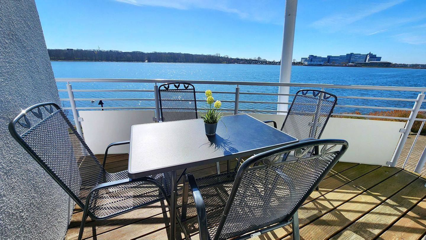 Ganze Wohnung, Diese geräumige, gepflegte 3-Zimmer-Wohnung in der 1. Etage mit Balkon und traumhaftem Blick über den Binnensee ist aufgeteilt in Wohnbereich mit gemütlicher Eckcouch, Sessel und Couchtisch. in Steinwarder, Heiligenhafen