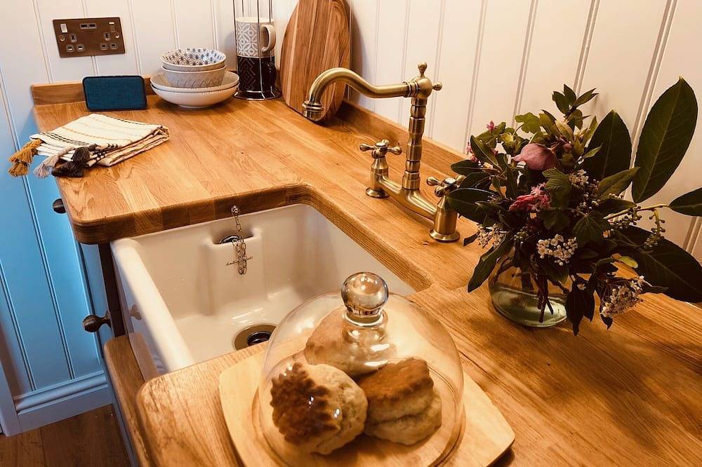The Hideaway Shepherds Hut & Hot Tub, sleeps 2. in Waveney District, The Broads