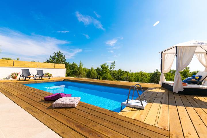 Chalet für 4 Personen, mit Terrasse und Pool in Kroatien