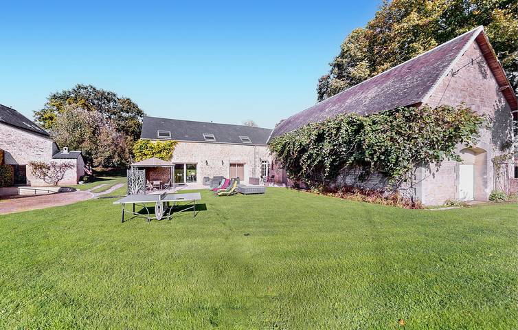 Gîte pour 11 personnes, avec piscine et jardin ainsi que terrasse et sauna à Rubercy