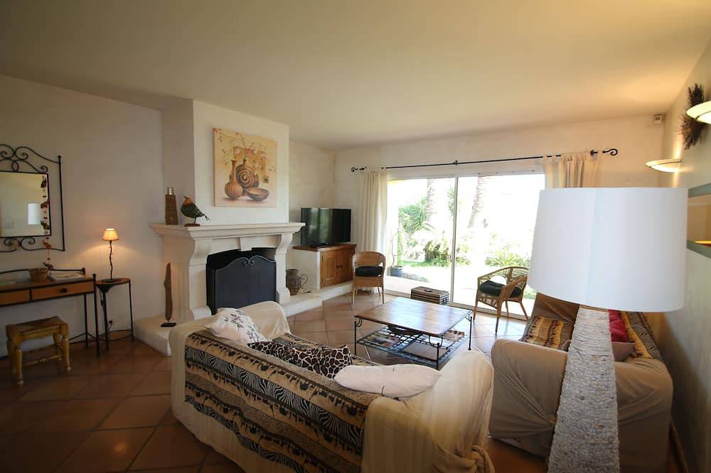 Beautiful villa with garden, swimming pool and jacuzzi close to all amenities in La Farlède, Toulon region