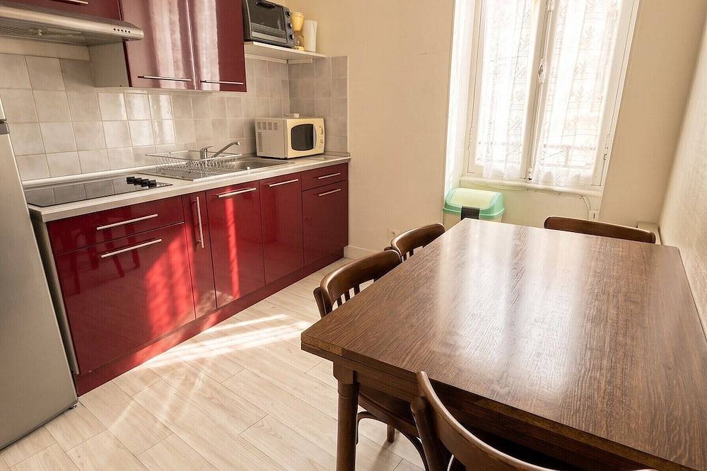 Entire apartment, Homerez - Flat in Néris-les-Bains. in Néris-les-Bains, Montluçon region