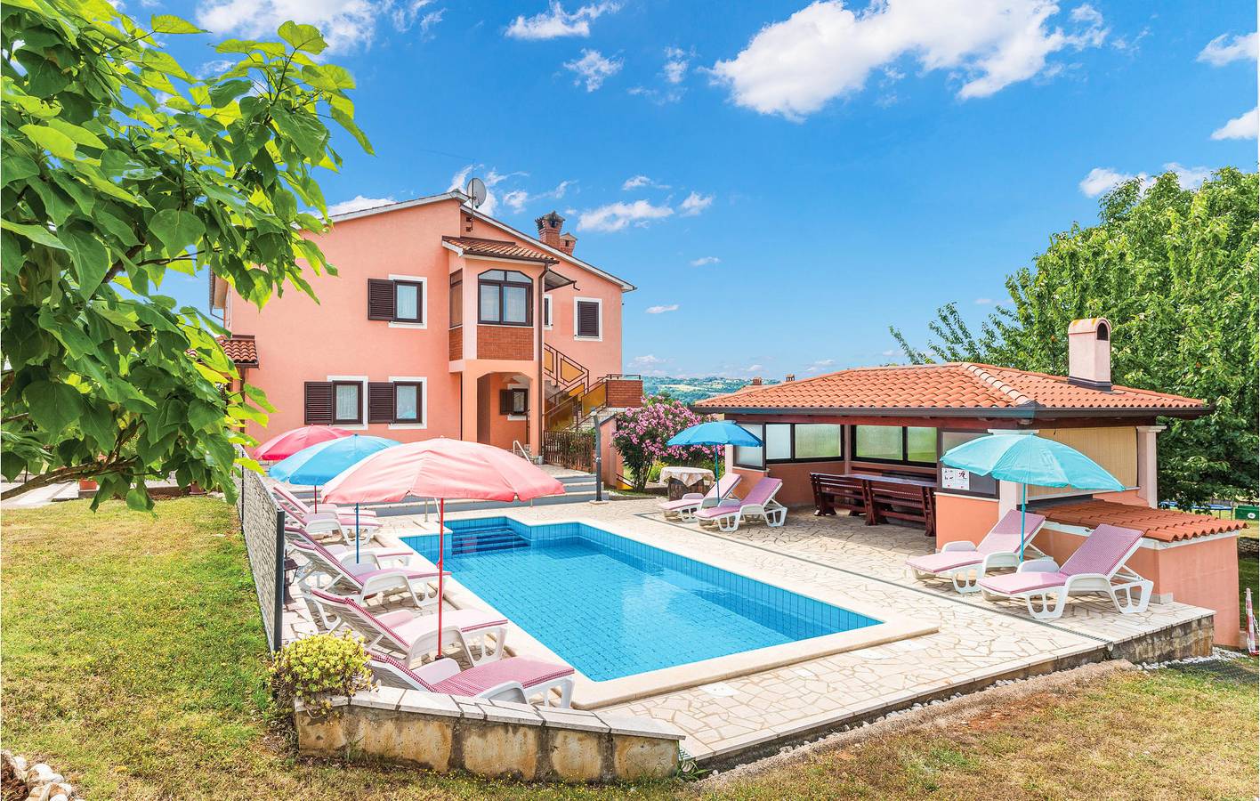 Un charmant appartement à 2 km de Labin : un logement confortable avec piscine et parking in Vinez, Côte Est de l'Istrie